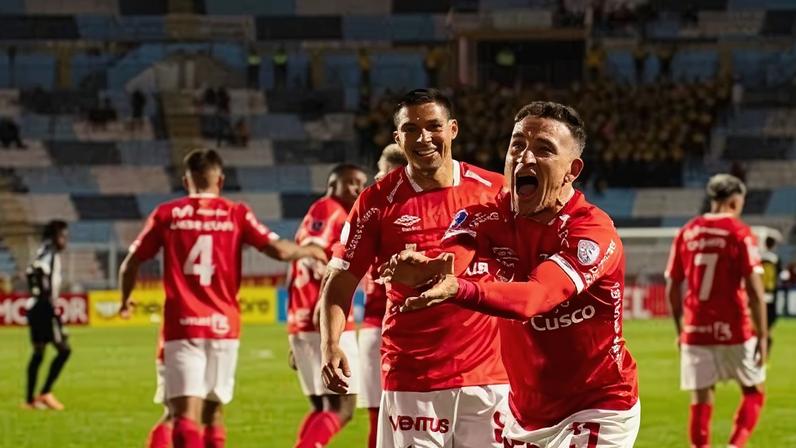 Bandiera, do Cienciano, comemora gol contra o Atlético-MG, pela Copa Sul-Americana