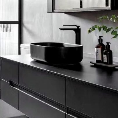 Banheiro preto: dicas para decorar sem sobrecarregar o ambiente
