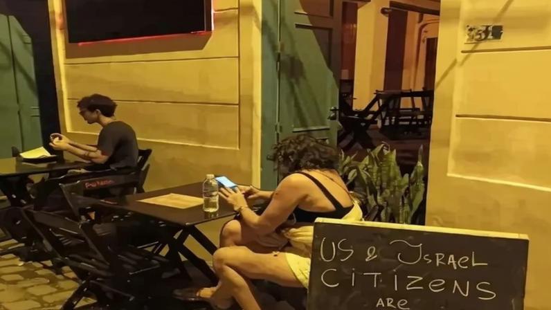 Imagem colorida mostra bar no Rio - Metrópoles