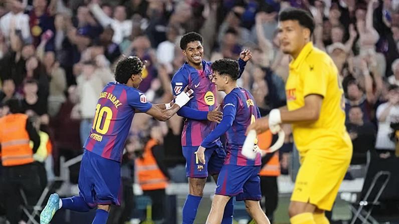 Jogadores do Barcelona comemoram gol contra o Espanyol por LaLiga
