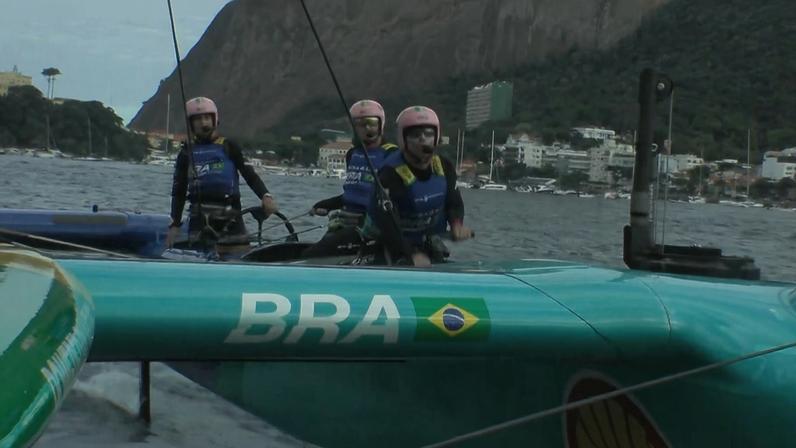 Barco do Brasil em ação na 3ª regata da SailGP no Rio — Foto: Reprodução/sportv