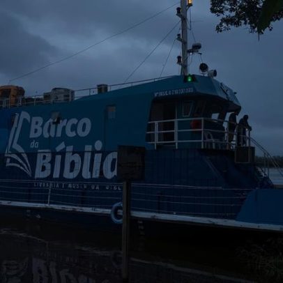 Barco bíblico marca início de viagem pela Amazônia
