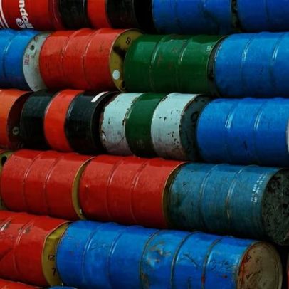 Petróleo fecha em forte queda com reabertura do Estreito de Ormuz
