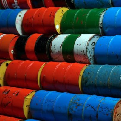 Petróleo e dólar sobem com Ormuz; EUA-Irã em foco, Ibovespa cai