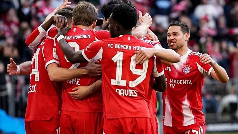 Jogadores do Bayern de Munique celebram gol sobre o Stuttgart