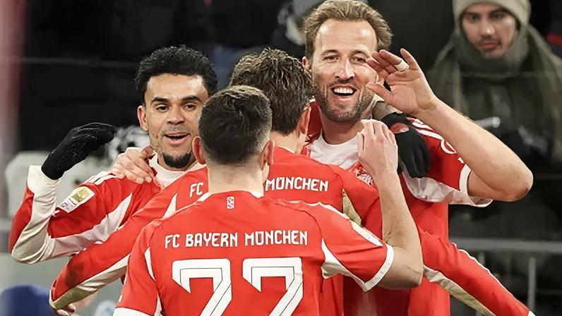 Jogadores do Bayern comemoram gol em goleada contra o Wolfsburg