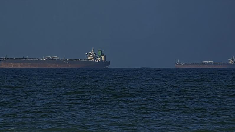 Dois navios de carga atacados no Estreito de Hormuz após extensão de cessar-fogo