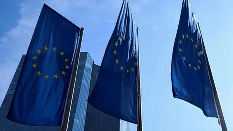 Bandeiras da União Europeia do lado de fora da sede do Banco Central Europeu em Frankfurt