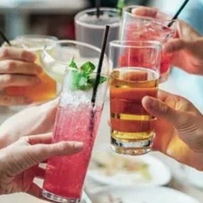 Álcool eleva risco de demência mesmo com doses pequenas, aponta estudo