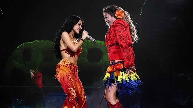 Becky G e Karol G cantaram juntas no Coachella no domingo (19)