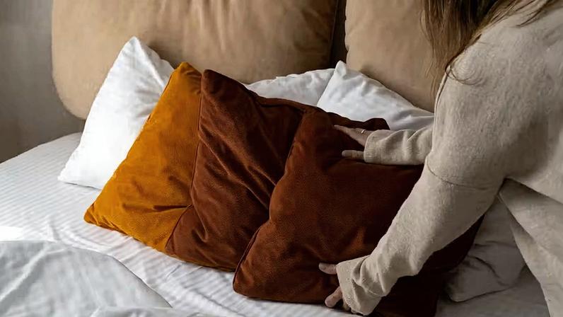 Entenda a importância de escolher o travesseiro certo para garantir um sono leve