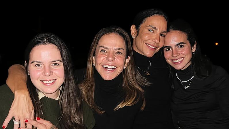 Ivete Sangalo curte bar com familiares durante viagem a Boston: 'Noite das garotas' — Foto: Reprodução/Instagram