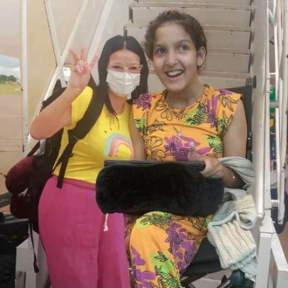 Mãe viaja a cada 20 dias ao Texas para cuidar da filha com ataxia telangiectasia