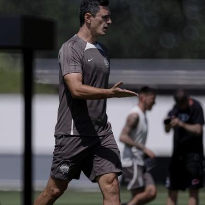 Ex-Corinthians, técnico do Barra, tenta parar jogo de Diniz na Copa do Brasil