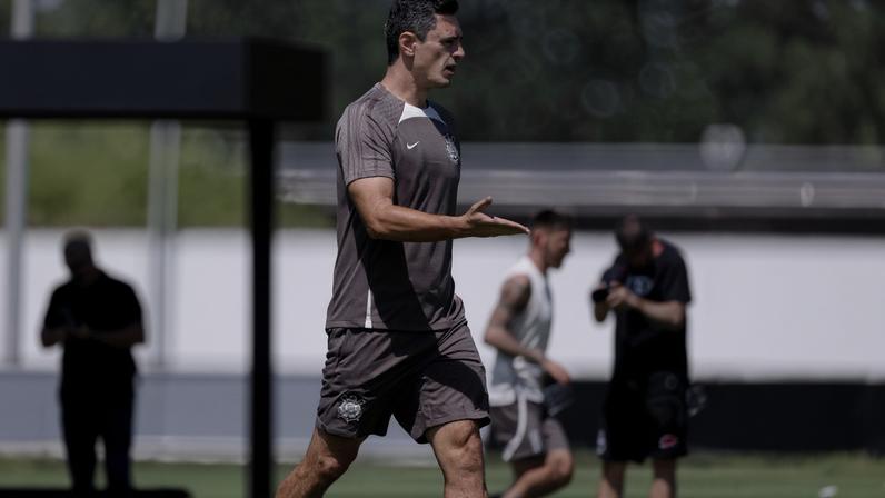 Bernardo Franco, técnico do Barra, já foi auxiliar de António Oliveira, no Corinthians — Foto: Rodrigo Coca/Ag. Corinthians