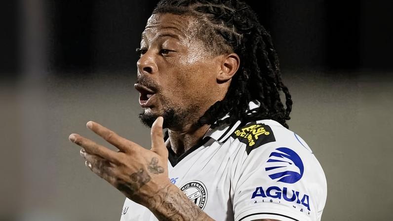 Berto em ação durante jogo entre Vila Nova e Operário-PR pela Série B