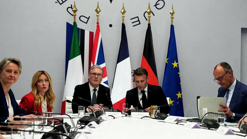 A ministra das Relações Exteriores do Reino Unido, Yvette Cooper, a primeira-ministra italiana, Giorgia Meloni, o primeiro-ministro britânico, Keir Starmer, o presidente francês, Emmanuel Macron, e o chanceler alemão, Friedrich Merz, durante cúpula para impulsionar esforços de reabertura do Estreito de Ormuz (Foto: EFE/EPA/MICHEL EULER )