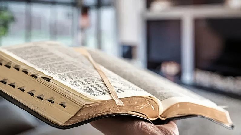 Leitura bíblica cai nos EUA, mas interesse aumenta, aponta estudo