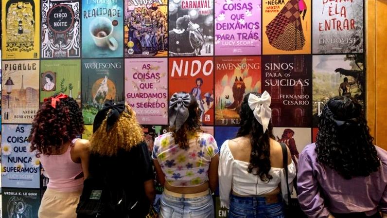 Na imagem, pessoas visitam a 27ª Bienal Internacional do Livro de São Paulo, em 2024