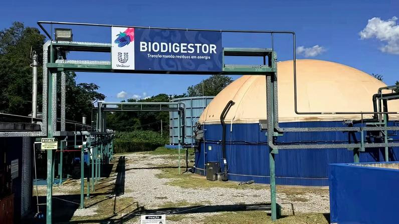 Biodigestor da Unilever em operação: resíduos industriais, como restos de maionese, são convertidos em biogás para geração de energia.