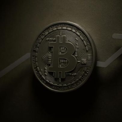 Bitcoin atinge maior preço em quase um mês; Ethereum avança 8%