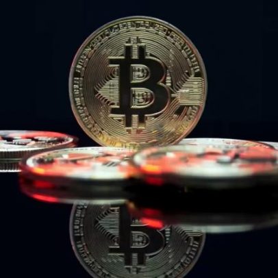 Bitcoin recua após chegar a US$ 80 mil; petróleo sobe, lucros realizados