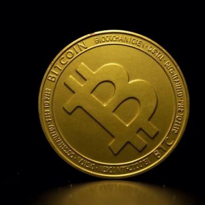 Bitcoin fica perto de US$77 mil, 3ª alta semanal com expectativa sobre guerra