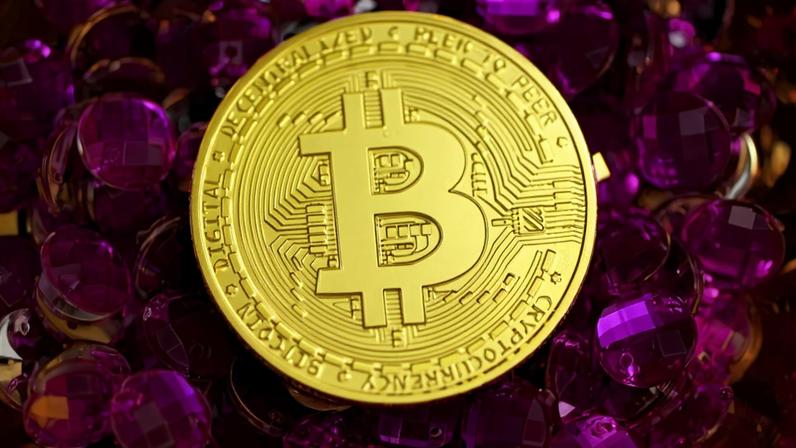 Representação do bitcoin — Foto: Kanchanara/Unsplash