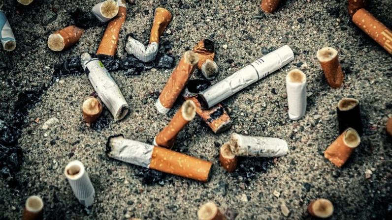 Os cigarros contêm mais de 7.000 compostos químicos; na imagem, bitucas na areia