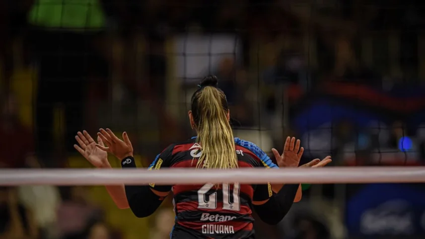 Giovana é alvo de críticas no Flamengo em meio a fase da equipe