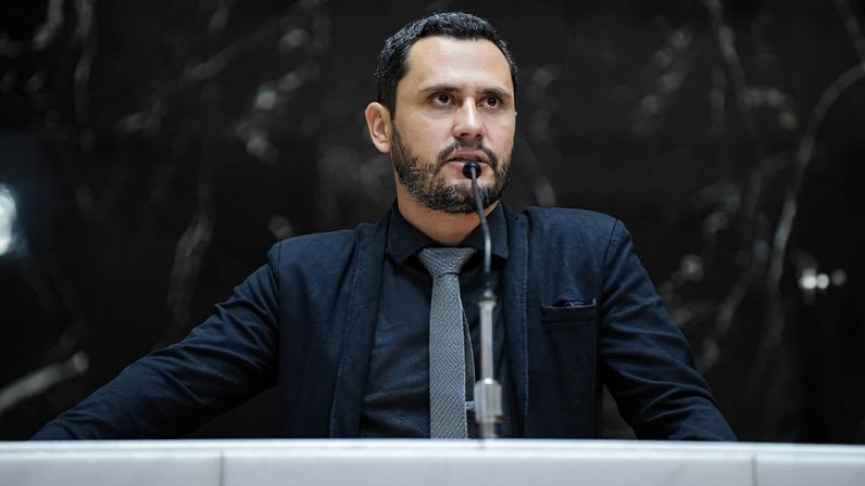 O senador Cleitinho (Republicanos) lidera a corrida pelo governo de Minas Gerais em todos os cenários em que aparece