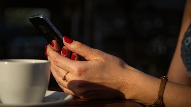 Número de consumidores da geração Z com conta em bancos digitais quase empata com o de que estão em bancos tradicionais