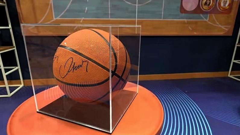 Bola autografada por Oscar Schmidt está exposta na academia da casa do BBB 26