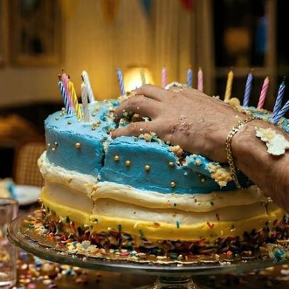Aniversariante leva bolo no rosto e mata três convidados da festa