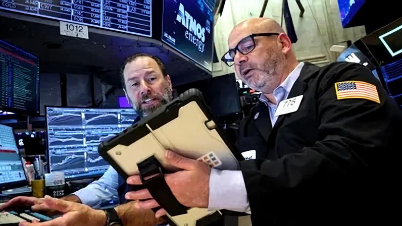 Operadores na bolsa de Nova York em 13 de abril de 2026