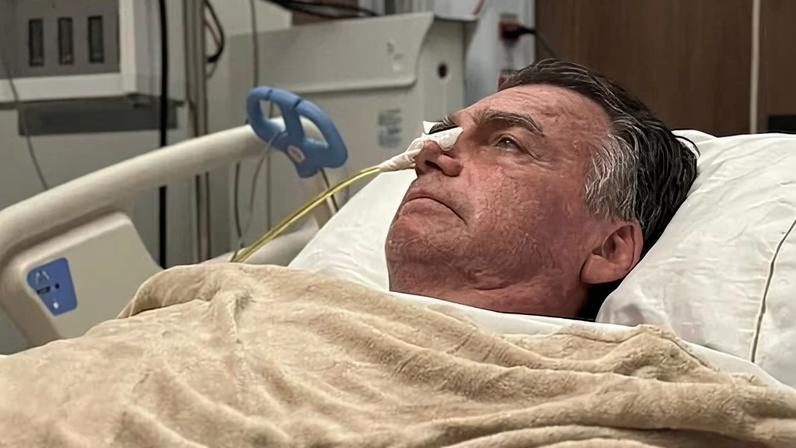 Bolsonaro no hospital em foto de maio de 2025 | Reprodução/Facebook