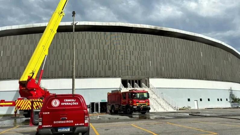 Corpo de Bombeiros atuou no combate ao incêndio no Velódromo desde a madrugada (Foto: Gustavo Loio/Lance!)