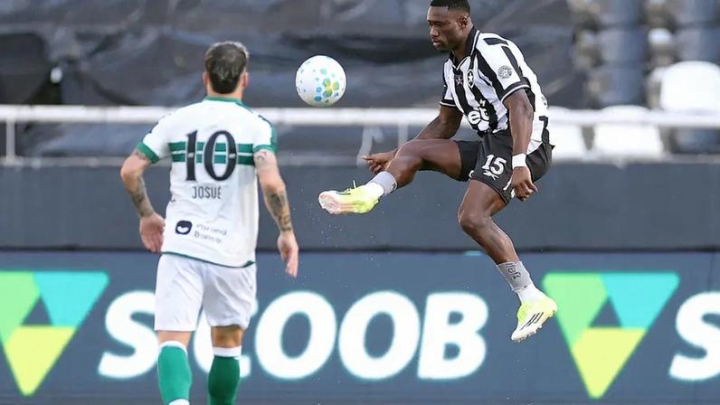 Bastos afasta a bola durante Botafogo x Coritiba (Foto: Vitor Silva/Botafogo)
