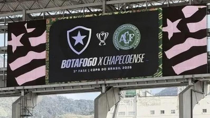 Placar do Nilton Santos antes do duelo entre Botafogo e Chapecoense pela Copa do Brasil