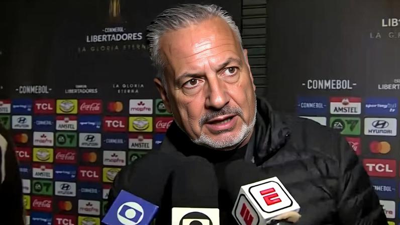 Boto, diretor de futebol do Flamengo, critica arbitragem de partida contra o Estudiantes — Foto: Reprodução: TV Globo