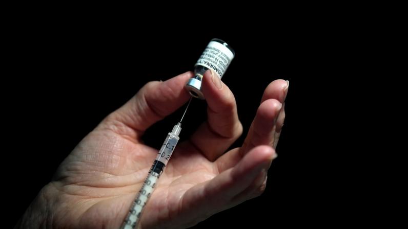 Imagem ilustrativa de uma vacina contra a Covid-19 da Pfizer