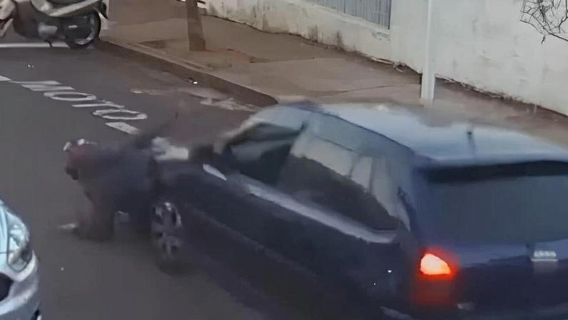 Momento do atropelamento de homem baleado após roubo em loja em Botucatu, SP