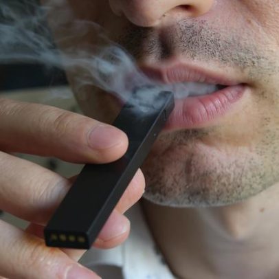 Vapes ficam de fora da proibição de venda de cigarros a nascidos em 2009 no Reino Unido