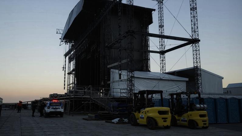 Uma viatura policial é vista em frente ao palco que está sendo montado para a cantora colombiana Shakira na Praia de Copacabana, no Rio de Janeiro, no domingo