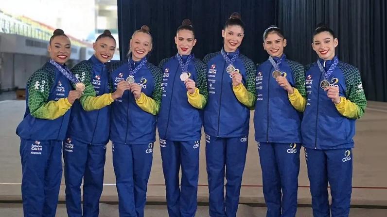 Seleção brasileira posa com medalhas da etapa de Tashkent da Copa do Mundo de Ginástica Rítmica (Foto: Divulgação/CBG)