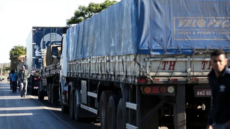 Caminhoneiros fazem protesto contra a alta no preço dos combustíveis na BR-040, próximo a Brasília - 21/05/2018 (Marcelo Camargo/Agência Brasil)