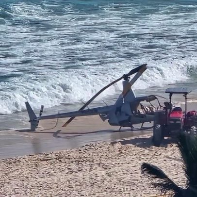 Helicóptero cai em praia da Barra da Tijuca, no Rio