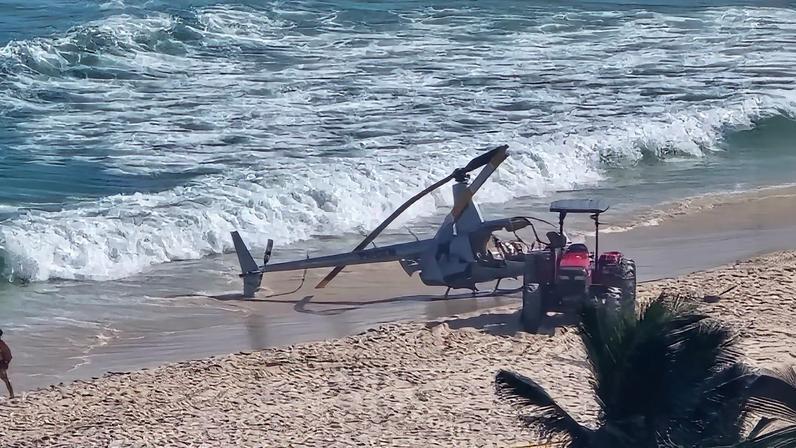 Helicóptero cai em praia da Barra da Tijuca, no Rio