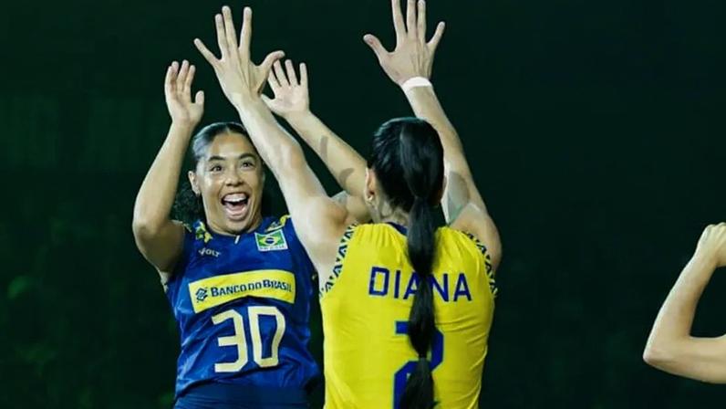 Diana cumprimenta Marcele em jogo da Seleção Feminina de Vôlei (Foto: Volleyball World)