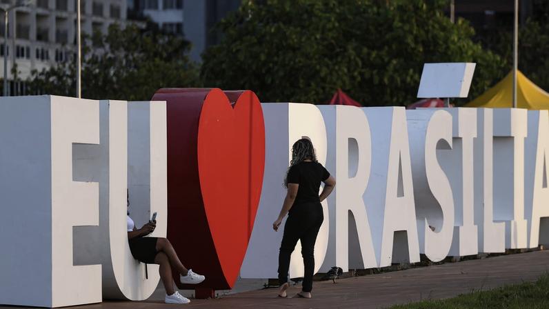 Brasília (DF), 19/04/2026 - Visitantes apreciam o pôr do sol na área central de Brasília, que completa 66 anos em 2026.